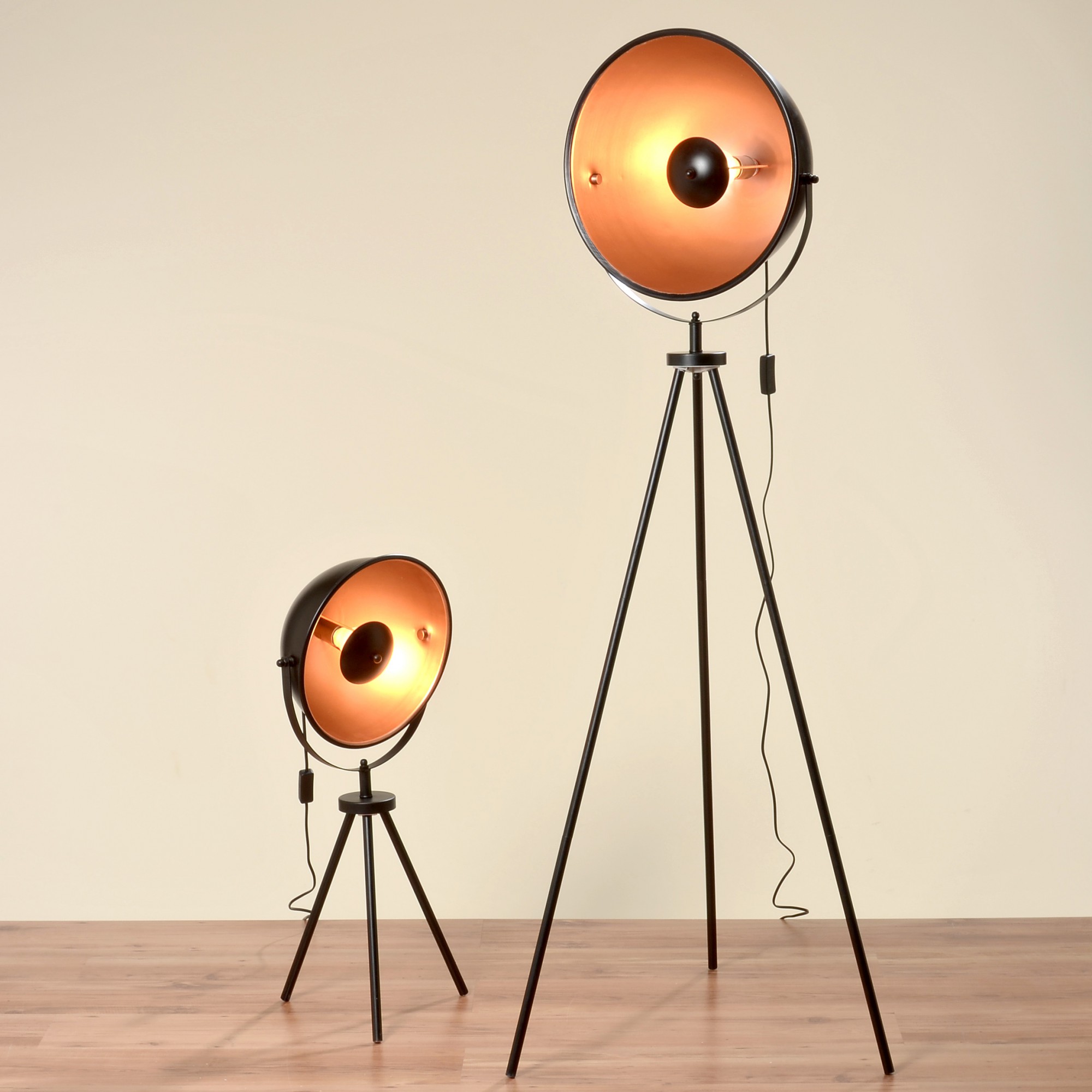Studiolampe mit 160cm Höhe und einem goldenen Schirm Stehlampe Lampe Studio
